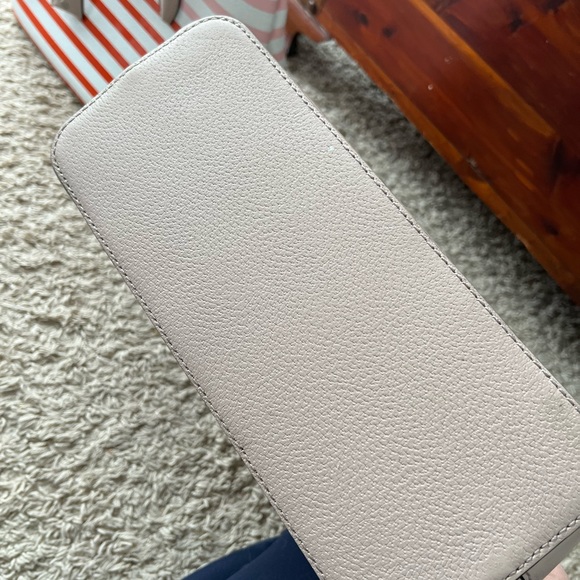 Great condition cute, spring Kate Spade handbag. - Picture 3 of 8